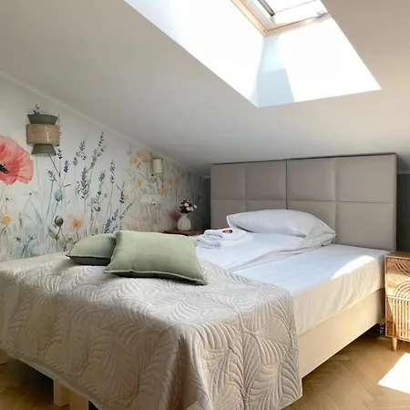 Upscale Apartments - Ac In Rooms, Ensuite Bathrooms, Lift - 8 Mins To Main Square-3